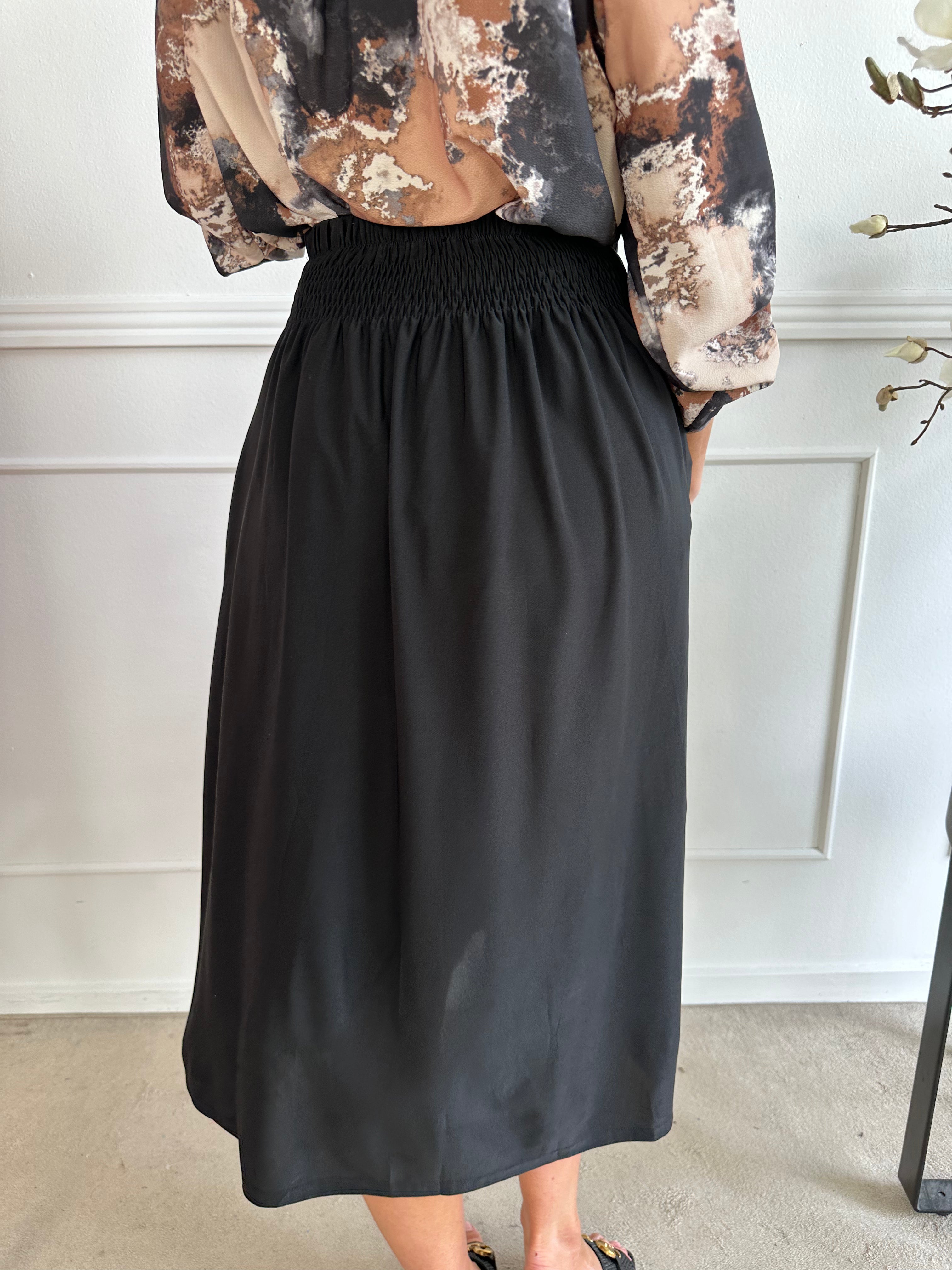 Pams Plain Midi Skirt - Kjol i stretchigt material med fickor